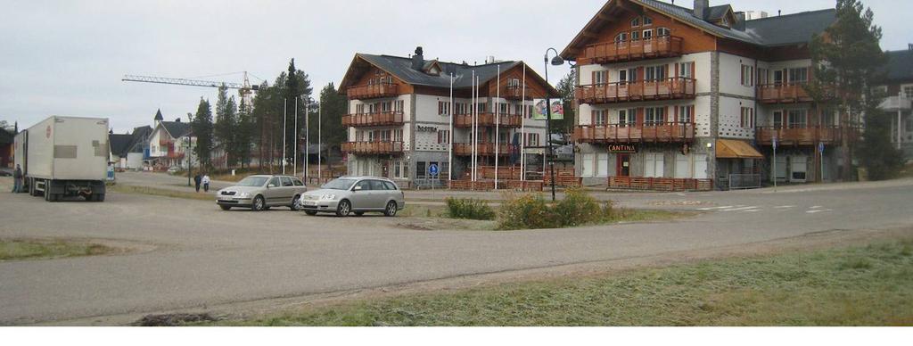 Kaavaluonnoksessa rakennuksia yhdistävä väliosa on Hissitien suuntaan 1- kerroksinen (kuvassa 21 väliosa on
