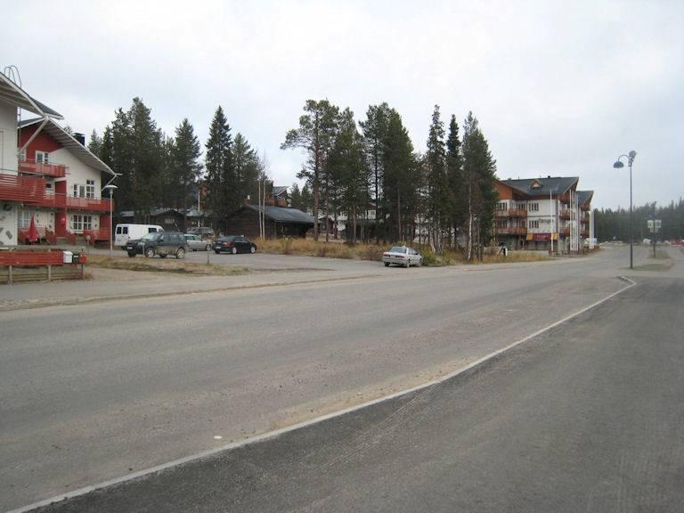 Tontti 1 on rakentunut voimassa olevan kaavan mukaisesti ja rakennuksissa sijaitsee sekä ensimmäisessä ja kellarikerroksessa ravintolatiloja (ravintolat Tango, Bistro ja Castro), kuva 8.