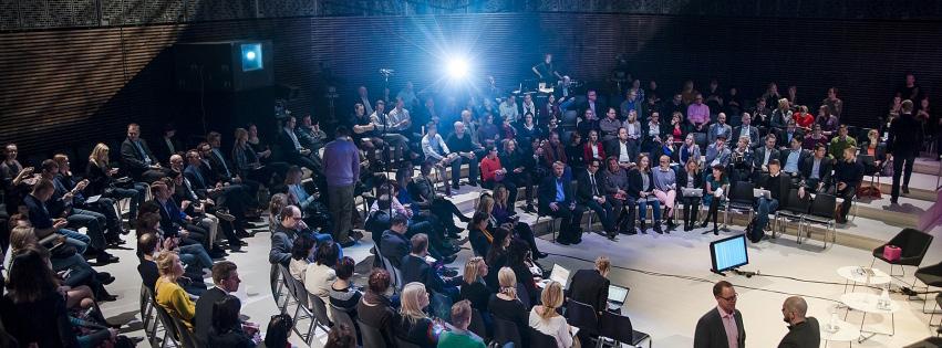 360 m² tilan liikuteltavat lavaelementit mahdollistavat sekä tasalattian että nousevan amfiteatteri-muotoisen