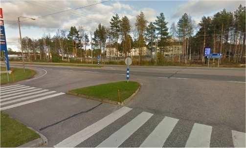 Keskeisiä rakennuksia valtatien tienvarsinäkymien kannalta ovat myös kuvan ulkopuolelle oikealle sijoittuva vanha koulurakennus (kuva alla) ja tien vastapuolella oleva uimahallikirjasto-kokonaisuus.