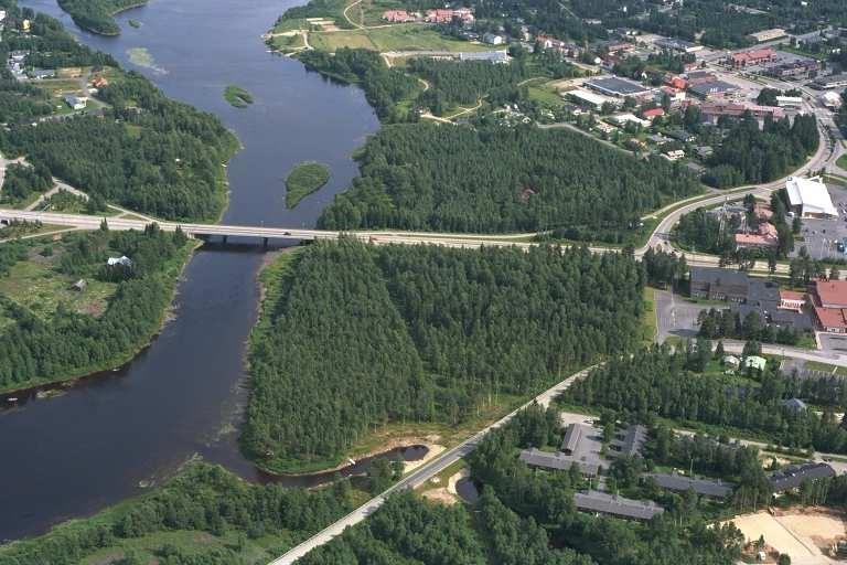 Iijokivarsi keskustan kohdalla lännestä katsottuna.