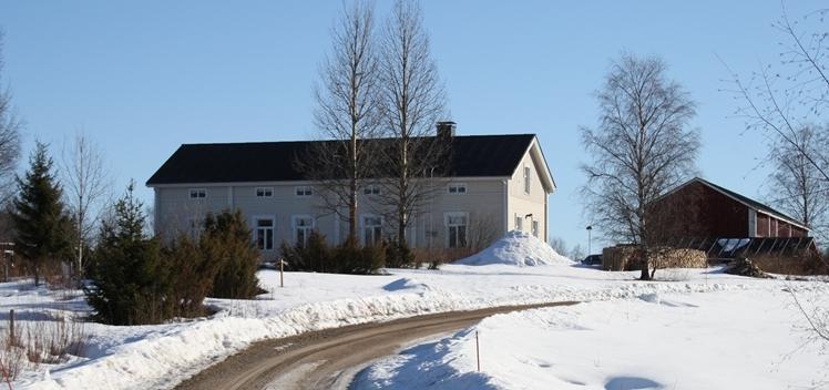 Liepeen pappila. (Kuva Kioski, Juhani Turpeinen, 2015) Liepeen saari ja Päiväniemi on selkeärajainen viljelysmaisema, johon oman lisänsä tuovat Kurenkoski, entinen uittoväylä sekä vanha myllykanava.