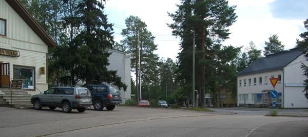 Joen toisella rannalla on viljelysmaisema, jota hallitsee Päiväniemen perinteistä rakennuskantaa sisältävä talouskeskus.