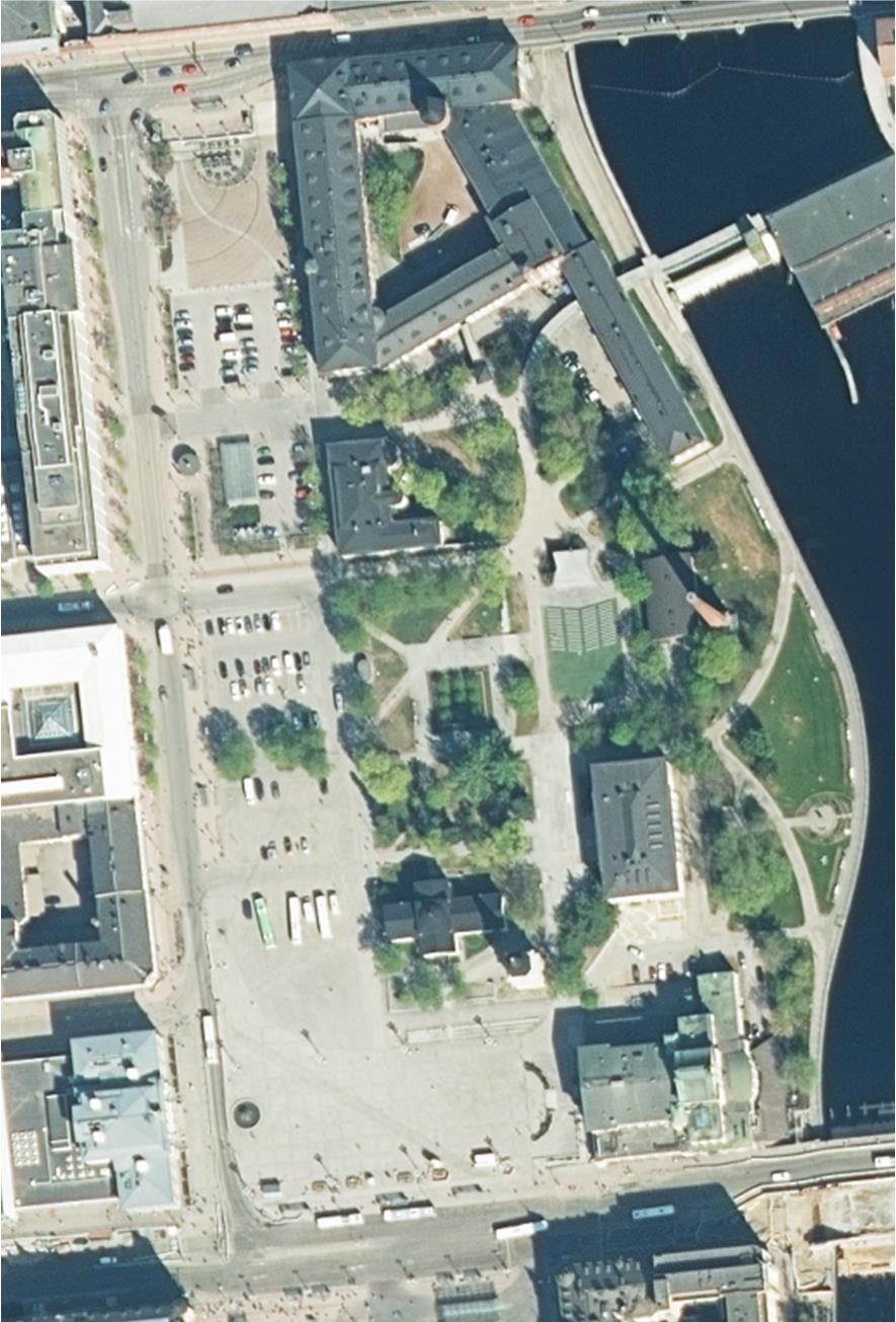 Kohteen kuvaus Tampereen Keskustorin ja Kirjastonpuiston alueen nykyinen rakennuskanta on peräisin 1800- ja 1900- luvuilta, mutta sen rakennushistoria ulottuu keskiajalle saakka.