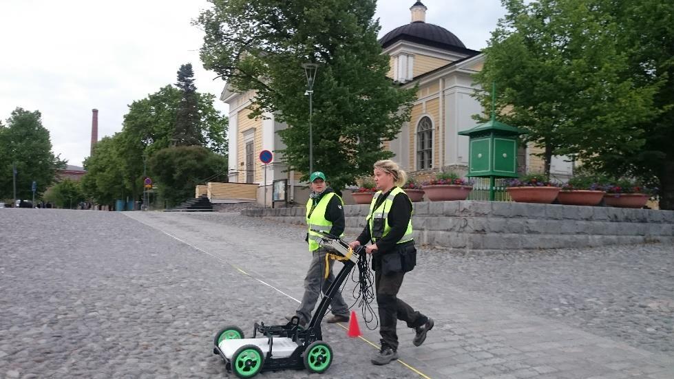 Tutkaus tehtiin Radar Systems Inc:n Zond 12 - maatutkalaitteistolla, 500 MHz antennilla, jonka syvyysulottuvuus tutkimusalueella oli > 3 metriä. (Kuva 3.