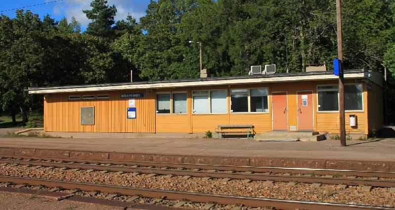 Kouvolaan 21 km, Kotka 31km. Asema on avattu käyttöön 1890. Nykyinen asemarakennus rakennettu 1970.