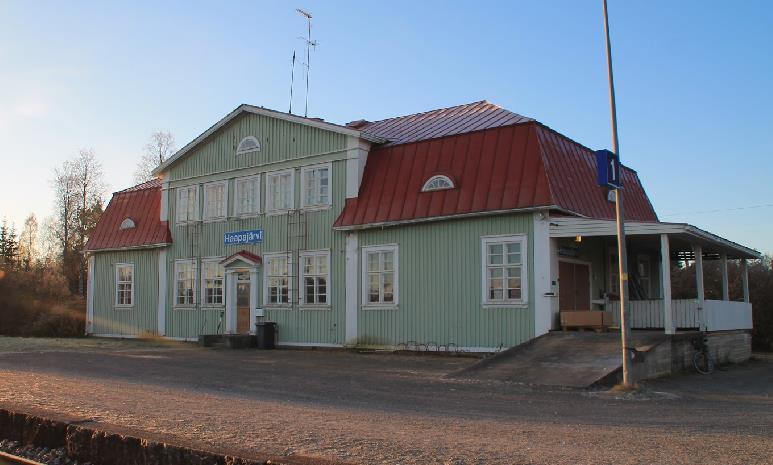 Asema sijaitsee rataosilla Iisalmi - Ylivieska, Jyväskylä - Haapajärvi Iisalmeen 99 km, Ylivieskaan 56 km,