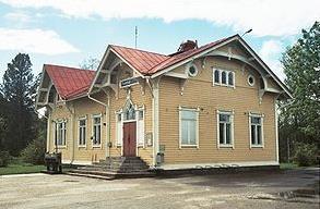 Asema sijaitsee rataosalla Iisalmi - Kontiomäki Iislami 39 km, Kajaani 44 km