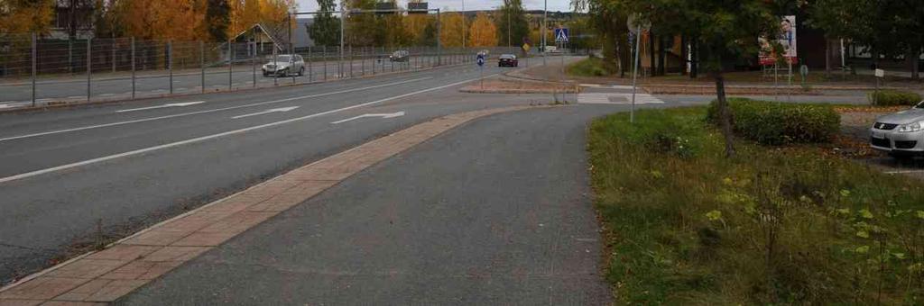 Tielle erottuu selvästi myös tien pohjoispuolella sijaitseva valkoinen kipsiläjitys, joka näkyy selvästi myös lähiympäristöä kauemmas.