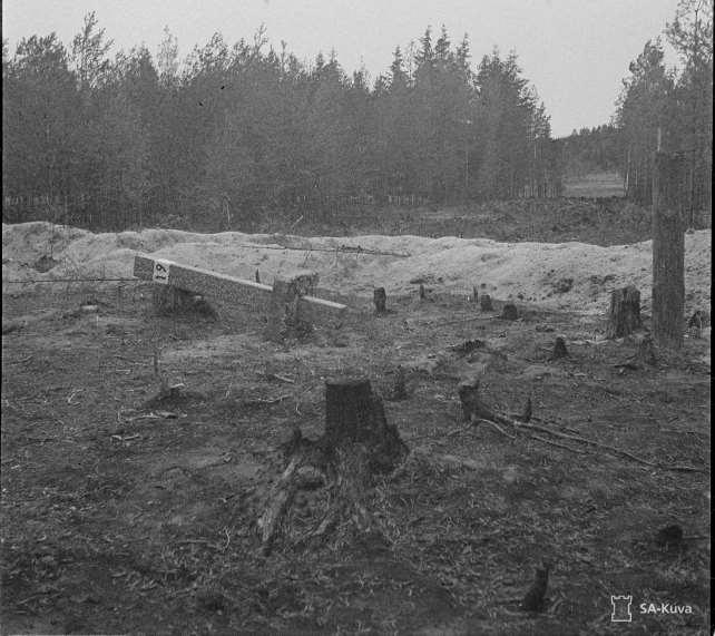 13. Rajavyöhyke Tässä ylitetään Neuvostoliiton vuokraaman alueen raja olet nyt vihollisen alueella! Rajaa valvottiin erittäin tarkkaan molemmin puolin ja se oli paikoin miinoitettu.