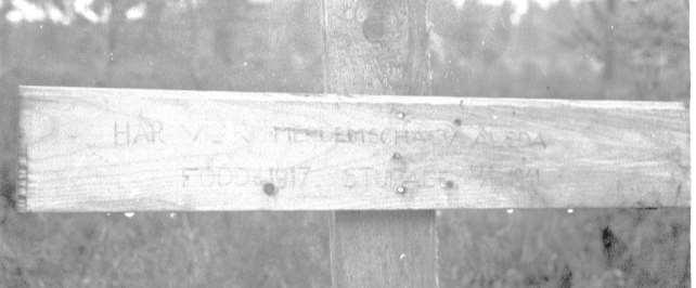 14. Hautaristi Venäläinen sotilas Merdemschaev Aleda kaatui 19.9.1941 ja haudattiin tänne suon laitaan.