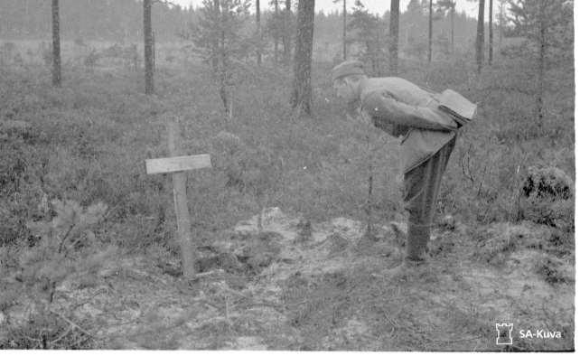 Kun henkilö oli noin viisi-kuusi metriä hänestä, hän huusi sekä Stoj! (Seis!) että Ruki vverh! (Kädet ylös!
