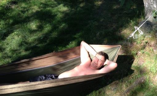 Pe 7.6. mökille Ilma +23 C, aurinkoista, vesi 23 C Kun Tuija tuli töistä, lähdimme heti kohti Lammassaarta. Ensimmäiseksi keitimme kahvit ja purimme lastin.