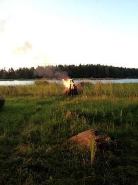 saareen, mummo mukaan Ilma +22 C, aurinkoista, vesi 16 C Lähdimme heti kohti Lammassaarta mukana mummo, Tuija ja minä.