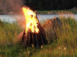 hain saareen; Marko ja Sofi vieraina, juhannusaatto Ilma +21 C, pilvistä, vesi 16 C Aamusta aloitin juhannuskokon kasaamisen, vanha laituri saatiin hävitettyä.