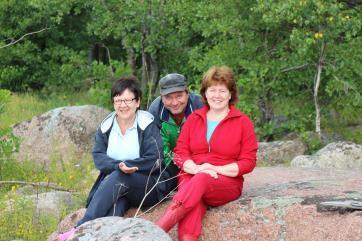 mökille Ilma +19 C, aurinkoista/tuulista, vesi 11 C Tulin illalla saareen, mukaan vettä 80 l. Saunottiin ja uitiin. Onnistunut matka? Markku Sandström Pe 19.7.