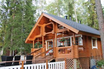 räystäs aluslaudoituksen teko, kotiin Ilma +22 C, aurinkoista, vesi 22 C Aamusta pätkin lyhyitä lautoja takalappeen tekoa varten, ei ihan riitä, viisi lautaa tarvitaan lisää, onneksi on jo saaressa.