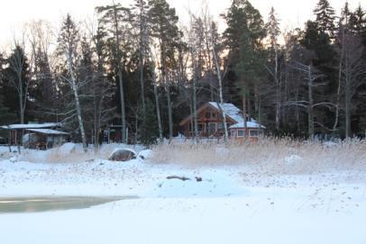 asti ja yö oli lämmin. Lumisade oli yön aikana lakannut, eikä lunta ollut tullut kuin nimeksi.