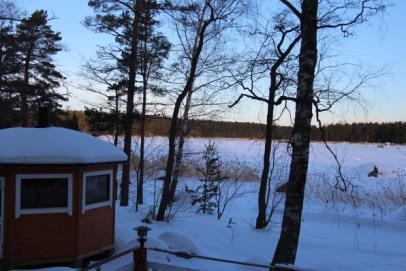 Lähdettiin Arton kanssa puolenpäivän jälkeen hiihtämään. Ahkiota vedettiin Arton kanssa vuorotellen, kyllä oli raskasta, kun lumi pakkaantui ahkion eteen.
