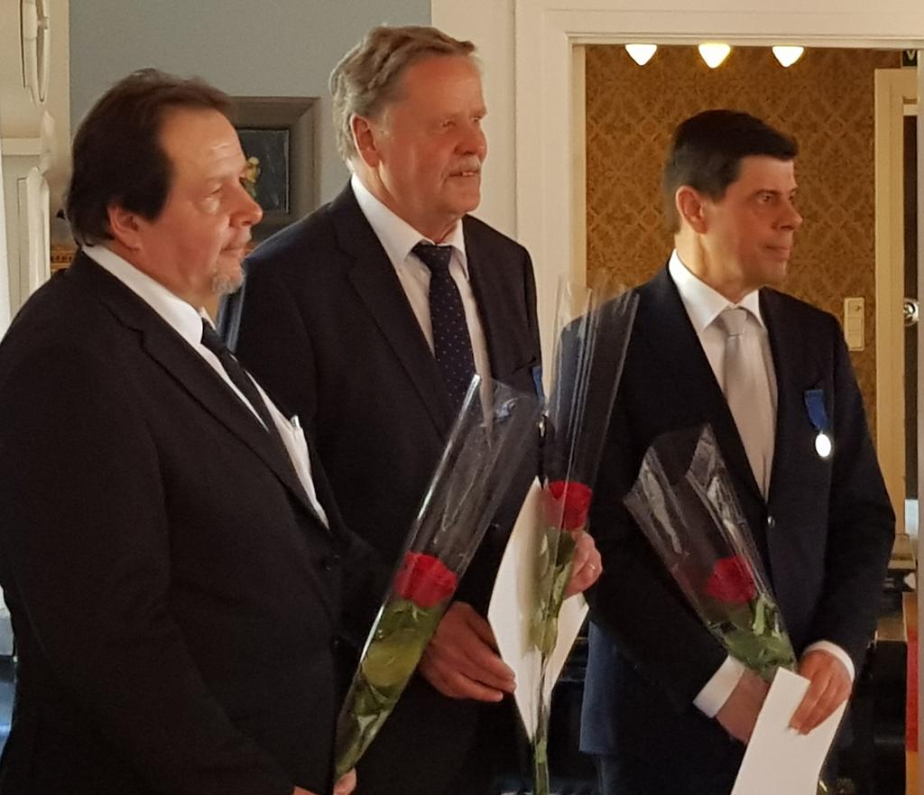 5 Vas. Ari Salonen, Simo Lammi ja Timo Jokinen Suomen Tasavallan presidentti myönsi 6.12.