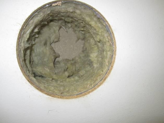 Levyjen liittymiä ulkoseiniin on tiivistetty elastisella kitillä. Saman tilan ikkunan yläpuolella olevaan verhokoteloon tehtiin avaus.