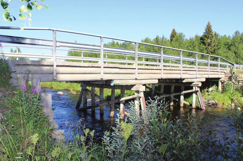 SILKO 1.401 RAKENTEELLISET KORJAUKSET YLEISOHJE 10 2 PUUSILTATYYPIT 2.1 Pienet pyöröpuiset sillat Siltatyyppi on 1-aukkoinen tai jatkuva kolmiaukkoinen puinen palkkisilta.