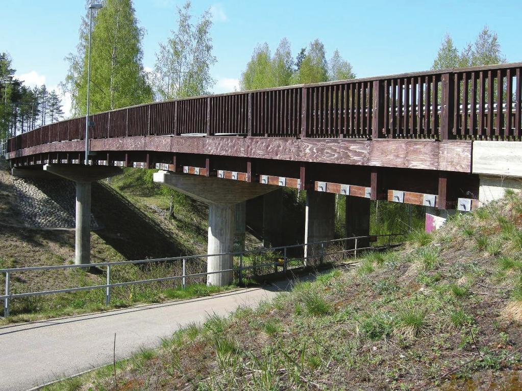 Sillan poikkileikkauksessa pääkannattimet ovat noin 0,5 metrin jaolla.