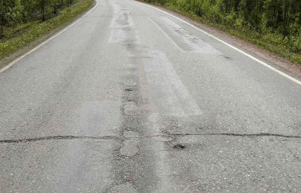 Päällystevauriot ja ajotuntuma 21 PÄÄLLYSTEVAURIOT JA AJOTUNTUMA Tutkimuskohteet sijaitsivat Oulun tiepiirin alueella ja niiden pituus oli keskimäärin 1 km (0.5 1.