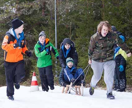 15/21 saippuaa, kynttilöitä, grönlanninvahaa ja tauluja. Kädentaitoja opiskeltiin myös ruoanlaiton ja nuotionsytytyksen merkeissä.