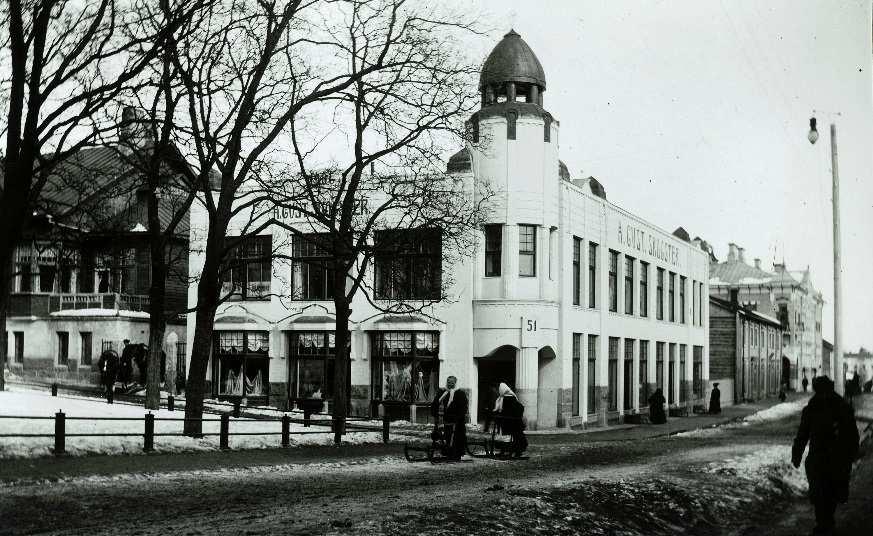 IDÄSTÄ TUULEE Mitä itätuuli on tuonut mukanaan? Ainakin tsaarinkuvia ja samovaareja, posliinia ja muotia Pietarista, DDR-autoja ja Leningradin matkoja, peruskoulun, Nukkumatin ja Myyrän.