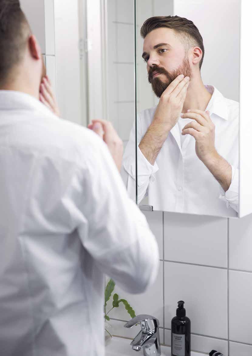 Skanska Design Confident Kylpyhuone ja wc Valoa heijasteleva kiiltävän valkoinen laatta luo raikkaan ilmeen kylpy huoneeseen.