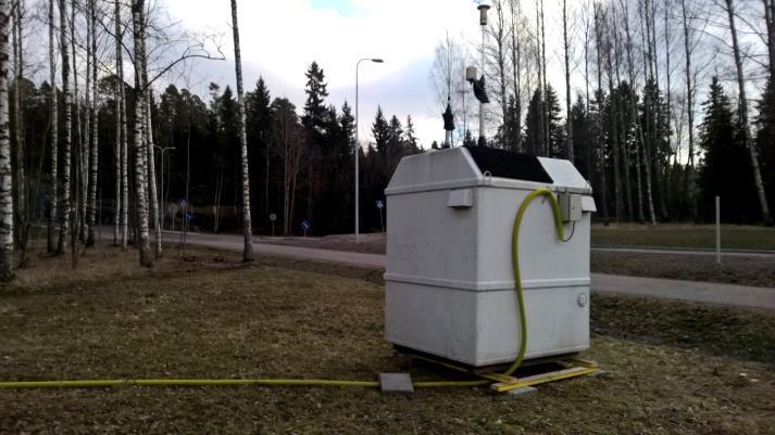 Mittausaseman länsi- ja pohjoispuolella on omakotiasutusta sekä pieniä hiekkateitä, eteläpuolella on ihan vieressä Blominmetsätie ja sen takana Kehä III. Alueella on piha-aluetta sekä metsää.