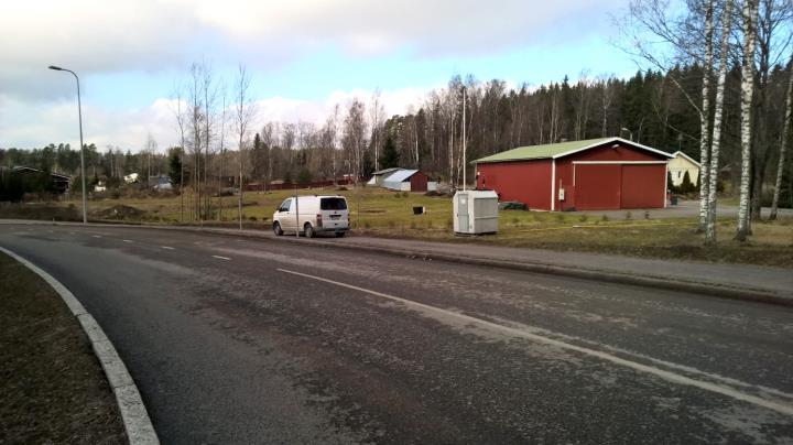 Kuva 2. Mittausasema lännestä kuvattuna. Kuvassa näkyy jalkakäytävä sekä Blominmetsäntie, jota pitkin louhekuormia kuljetettiin. Blominmäen louhinta-alue sijoittuu kuvaan nähden vasemmalle.