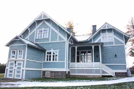Tiilitehtaan johtajan asuinrakennus eli Sininen huvila on rakennettu 1880-luvun puolivälissä (oletettavasti valmistunut 1887 4 ), jolloin Jokelan tiilitehtaan johtaja Paul Chmelewski perheineen