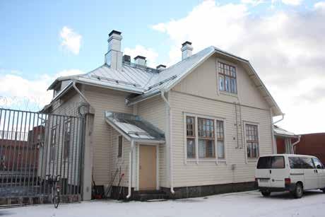 175 Sininen huvila ja altaani rautatielle päin.