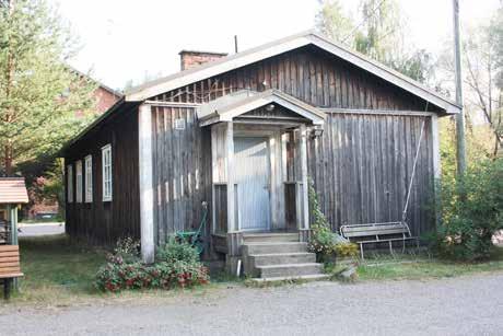 Työkaluvaja muodostuu tiilisestä veturitallin käsittävästä päätyrakennuksesta ja pitkästä, kaksiosaisesta puurakennuksesta.