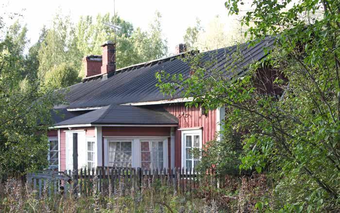 Pihapiirissä on ulkorakennus (178b; luokka 3), johon on myöhemmin lisätty poikittainen lisäosa vuonna 1937.