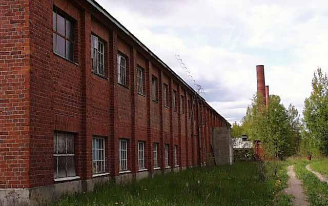 Laatikkotehtaan tuotantorakennus on pitkä tiilinen teollisuushalli, joka käsittää kaksi kerrosta.