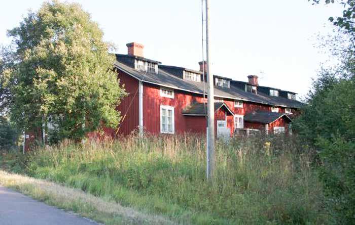 Hirsirakenteinen, 33 metriä pitkä ja puolitoistakerroksinen satulakattoinen talo piti sisällään 12 kpl 28 m² hellahuoneistoja, jotka sijaitsivat symmetrisesti sydänseinän molemmin puolin.