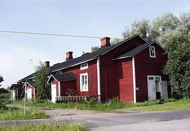 ulkoporrasta pitkin. Ullakolle tuli valoa länsipuolisen lappeen lapeikkunoiden kautta sekä matalista haukkaikkunoista ulkoseinillä. Kasarmissa oli alkuperäiset kuistit.