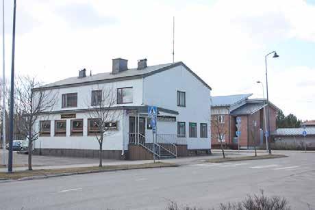 Opintien ja Keskustien risteyksessä sijaitsee hammaslääkäri Hilja Junnisen vastaanotto- ja asuintalo (187b; luokka 2) vuodelta 1955.