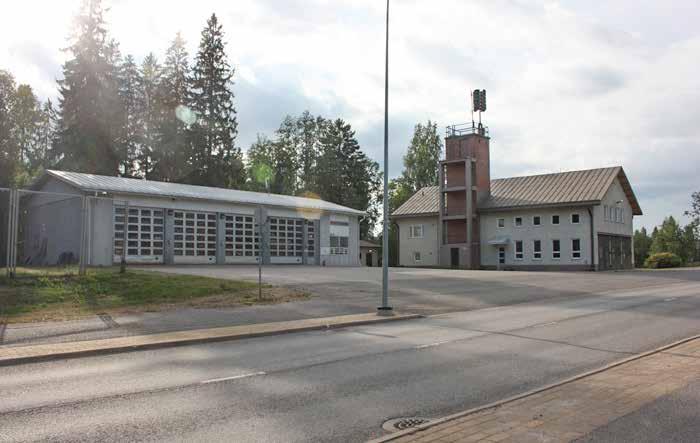 Paloaseman parina on Nukarintien alussa Ventoniemen linja-autohallit ja liikerakennus (190b; luokka 2) vuodelta 1952 sekä