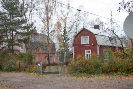 Ahtola vuodelta 1924 on säilynyt hyvin alkuperäisen oloisena ja on alueelle tyypillinen taitekattoinen ja kapea 1920-luvun pientalo.
