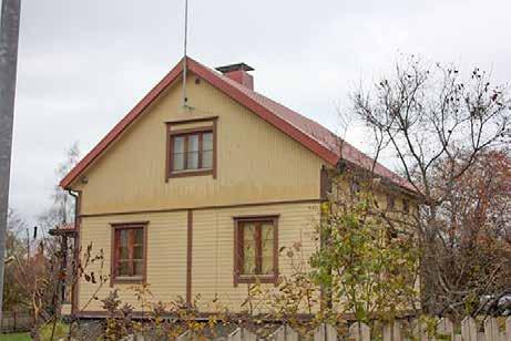 sekä pieni, pensaisiin piilottautuva Tehtaantie 3 (191k; luokka 2), joka on myös säilynyt suhteellisen alkuperäisen oloisena.