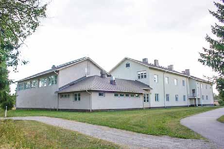 V.J. Myyrinmaa. Kivikouluun lisättiin vuonna 1984 arkkitehti Paavo Sollamon suunnittelema mm. liikuntasalin käsittävä siipirakennus.