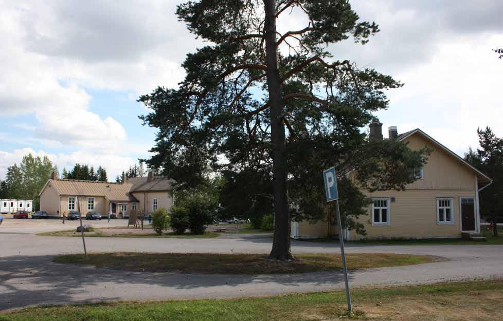 vanhan kivikoulun laajuinen. Viereiselle urheilukentälle rakennettiin koulua palvelevia talous- ja pukuhuonerakennuksia.