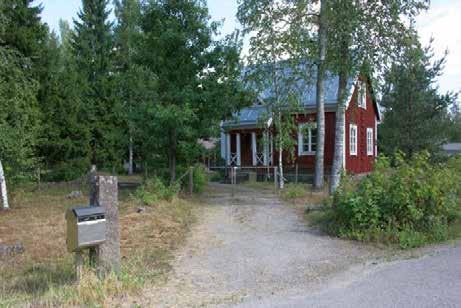 N:o 2:ssa oleva puolitoistakerroksinen puutalo (194a; luokka 1) Kolmion-tilalla on peräisin 1920-luvun alusta. Hirsirunkoinen, peiterimavuorattu rakennus on ikkunoita myöten alkuperäisessä asussaan.