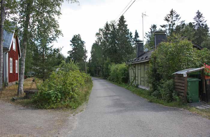 Tien itäpuolella tonteilla 8-20 (194b; luokka 2) on 1930-luvun lopulta 1950-luvun alkuun rakennettuja puurakenteisia pientaloja, joita on osittain korjattu liian raskaalla kädellä.