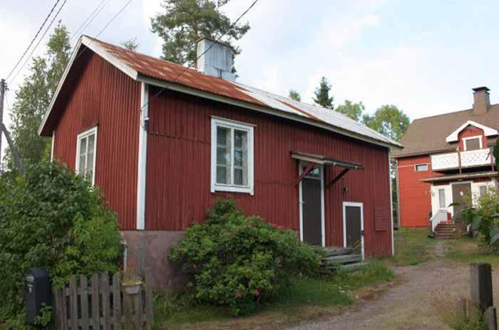 keskellä hienot kuistin ikkunat omaava Akanakuja 11 (195h; luokka 3).