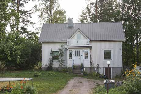 Rakennuksessa kiinnittää huomiota ikkunoiden rikas puitejako.